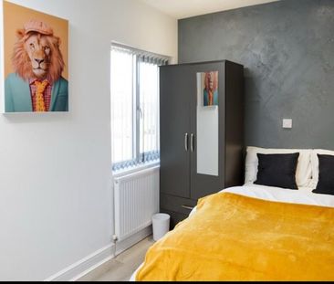 Newly Renovated Ensuite rooms - - Photo 5