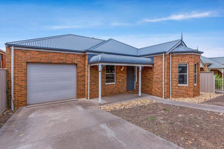 92 Oakview Parade, Caroline Springs VIC 3023 - Photo 3