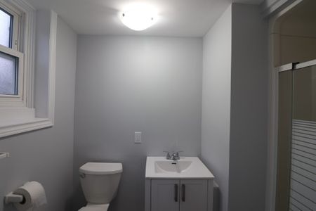 **SPACIOUS 1 BEDROOM UNIT IN NORTH END ST.CATHARINES** - Photo 3