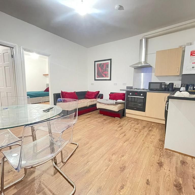 3 bedroom flat to rent - Photo 1