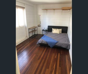 Older style spacious one bedroom flat - Photo 3