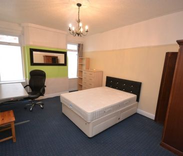 References Pending - 6 bed Detached House - Photo 5