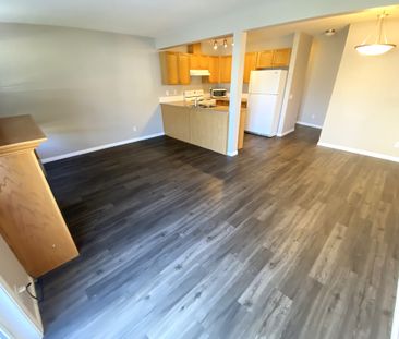 GREAT 3 BED, 1.5 BATH 2 STOREY TOWNHOUSE, W/ AN ATTACHED SINGLE GAR... - Photo 6