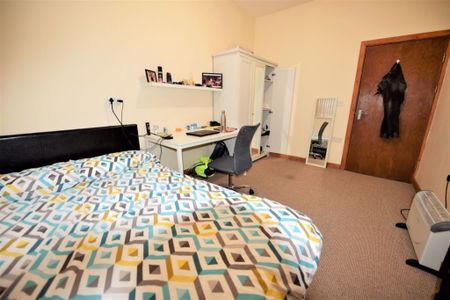 3 bedroom Flat in 1 Low Close Street, Leeds - Photo 3