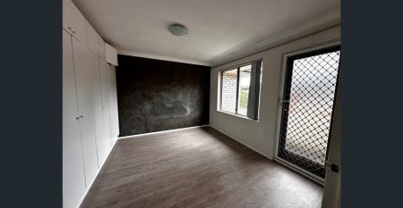 Spacious living room roomy kitchen with parking - Photo 3