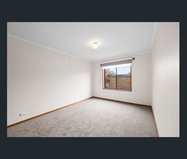 Fantastic Two-Bedroom Townhouse: Quiet, Central Pocket - Photo 2