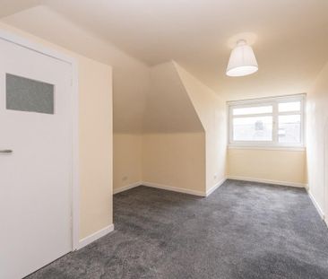 3 bedroom flat to rent - Photo 4