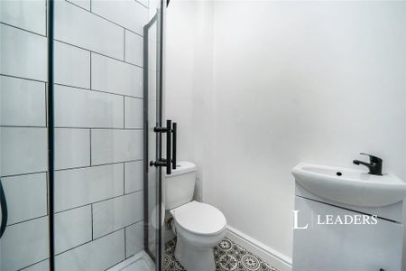 1 bedroom in a house share to rent - Photo 4