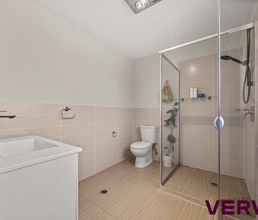 STYLISH SPLIT-LEVEL VILLA - Photo 1