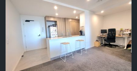 Modern 1 Bedroom + Study Nook Apartment with Bay Views $585/week - Photo 4