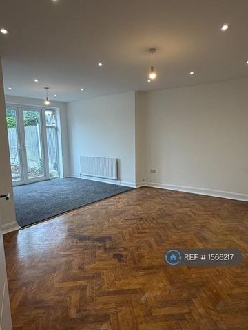 4 bedroom semi-detached house to rent - Photo 3
