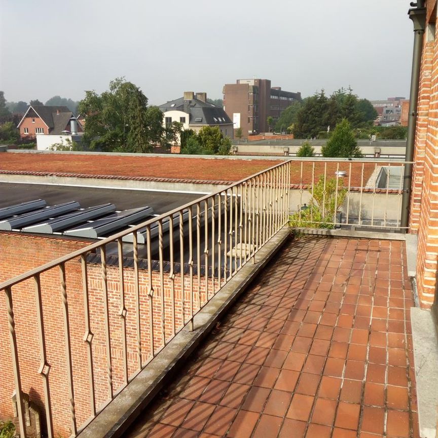 Ruim appartement met 3 slaapkamers, terras en garage - Photo 1