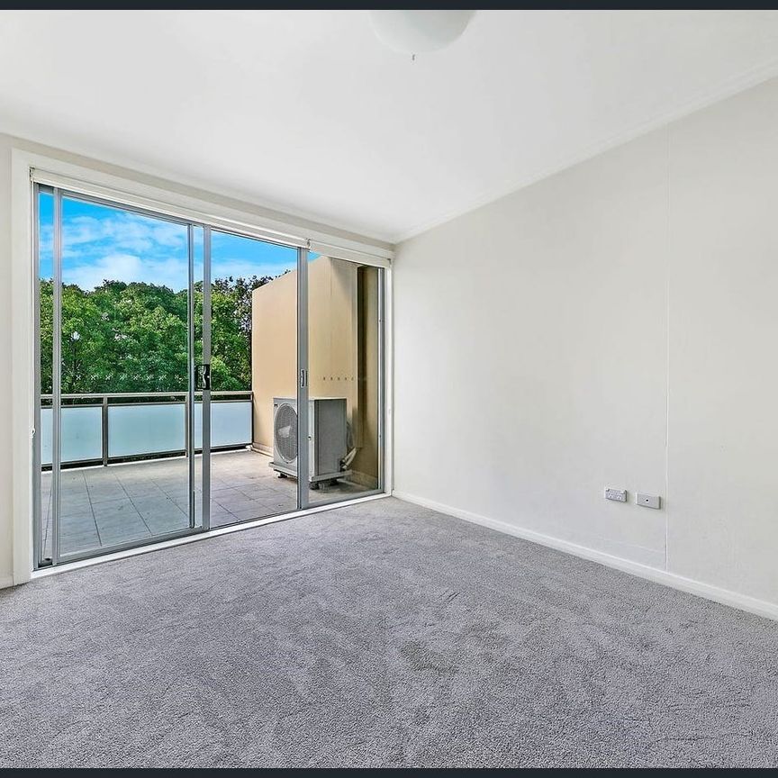 Spacious apartment of superb convenience - Photo 1