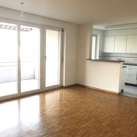 HELLE UND GERÄUMIGE WOHNUNG SUCHT NEUEN MIETER! - Foto 1