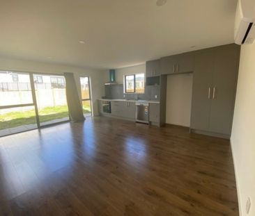 3 BEDROOM - SINGLE LEVEL - NEAR NEW - Photo 4