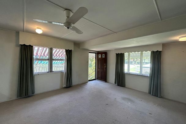THREE BEDROOM HOME WITH SOLAR IN THE HEART OF WEST GLADSTONE IS AVAILABLE NOW! - Photo 1