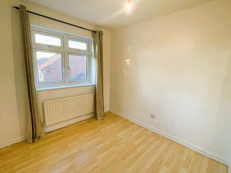 4 bedroom semi-detached house to rent - Photo 4