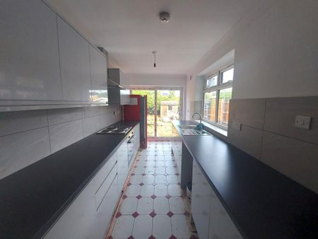 3 bedroom end of terrace house to rent - Photo 4
