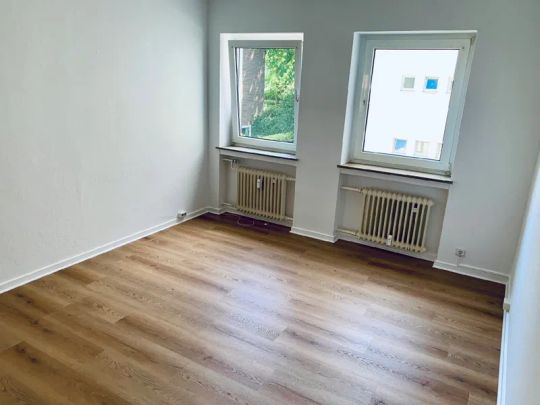 Stilvolle 2-Zimmer-Wohnung mit 2 Balkonen und Doppelstellplatz in Bestlage von Düsseldorf-Oberkassel - Photo 1