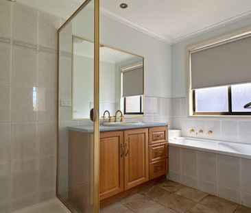 1 Park View Dr, Carnegie - Photo 2