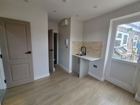 1 bedroom in a house share to rent - Photo 4