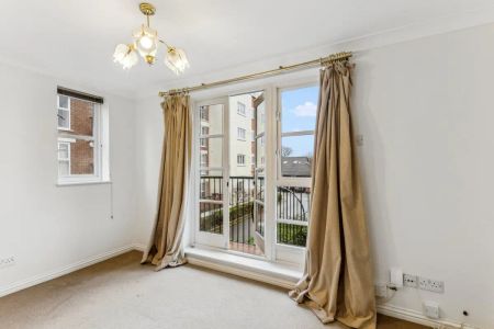 2 bedroom flat in Chiswick - Photo 2