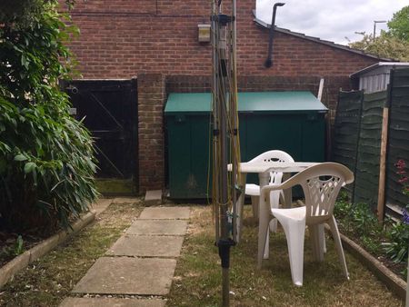 Flanders Crescent Room 4 - Photo 5