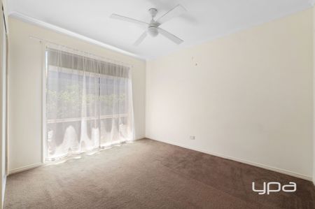 SPACIOUS FAMILY HOME ON A LARGE 690m² BLOCK - Photo 3