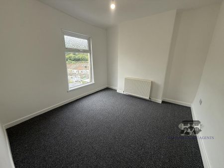 3 bedroom end of terrace house to rent - Photo 4