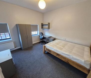 5 bedroom flat to rent - Photo 4