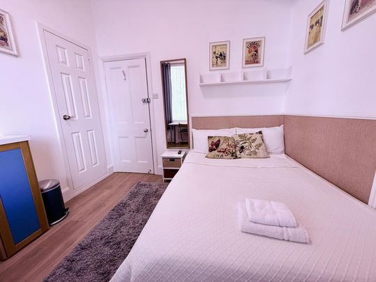 Flat 204 Fulham Palace Road, Fulham W6 9HH - Photo 1