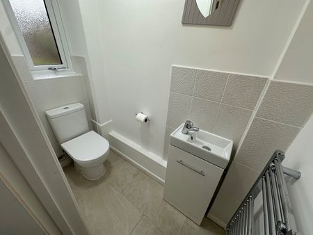 3 Bed Semi-Detached House, Lennox Grove, B73 - Photo 2