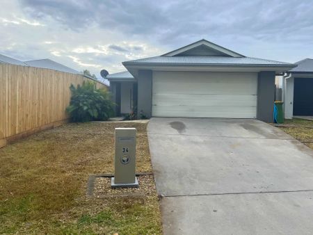 “Peaceful Family Home Opposite Parklands” - Photo 3