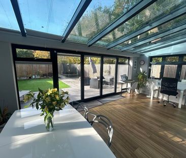 Gatley Drive, Guildford - 4 bedrooms Property for lettings - Seymours - Photo 6