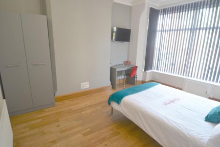 6 bedroom detached house to rent - Photo 5