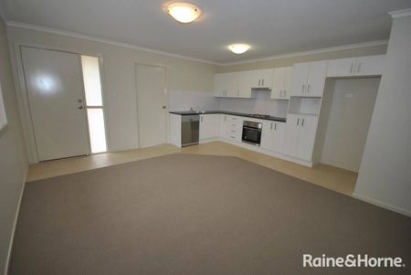 Charming 2 Bedroom Duplex - Photo 3