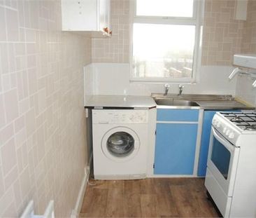 2 bedroom semi-detached house to rent - Photo 3