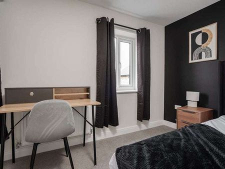 Cohen Avenue Room 5 - Photo 5