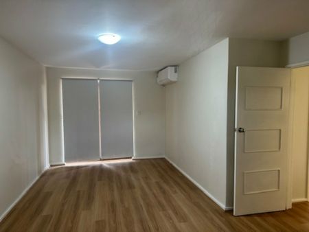 Conveniently Located Refurbished Unit – Walk to Train, Shops & More ! - Photo 5