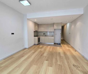 Modern Two Storey Apartment in Maroubra Junction - Photo 3