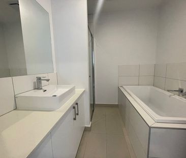 Town Residence in Top Location! - Photo 2