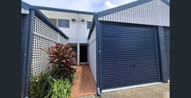 Modern Townhouse & Fantastic Location! - Photo 1