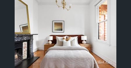 Exquisite Victorian with sunlight at every turn - Photo 4