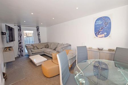 2 bedroom end of terrace house to rent - Photo 2