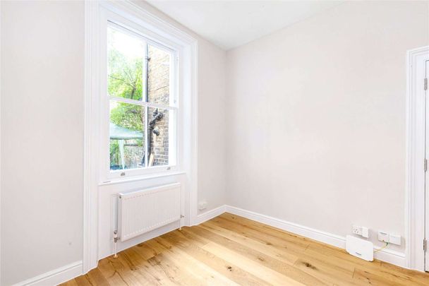 A ground floor studio apartment conveniently located for Marylebone High Street. - Photo 1