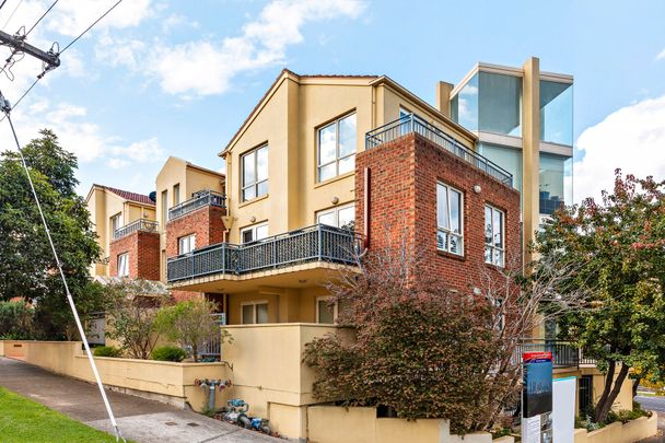 Bright and Light - Photo 1