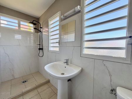 Location Maison 4 pièces 101m² STE ANNE 97180 - Photo 4