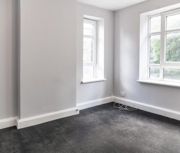 3 bedroom flat to rent - Photo 4