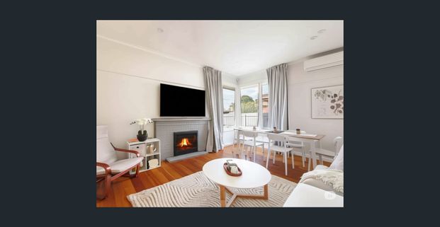 Bentleigh East 3BR | $1,300 UTILITIES AND FURNITURE INCLUDED | Wi-Fi, Huge Backyard + Free Parking - Photo 1