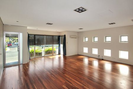 Oversized 2 bedroom apartment with own street entrance - Photo 3